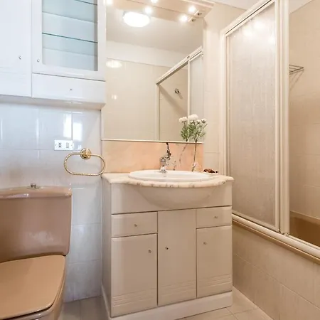 Cruz Harbor Views: Seaside Prime Location Apartment *